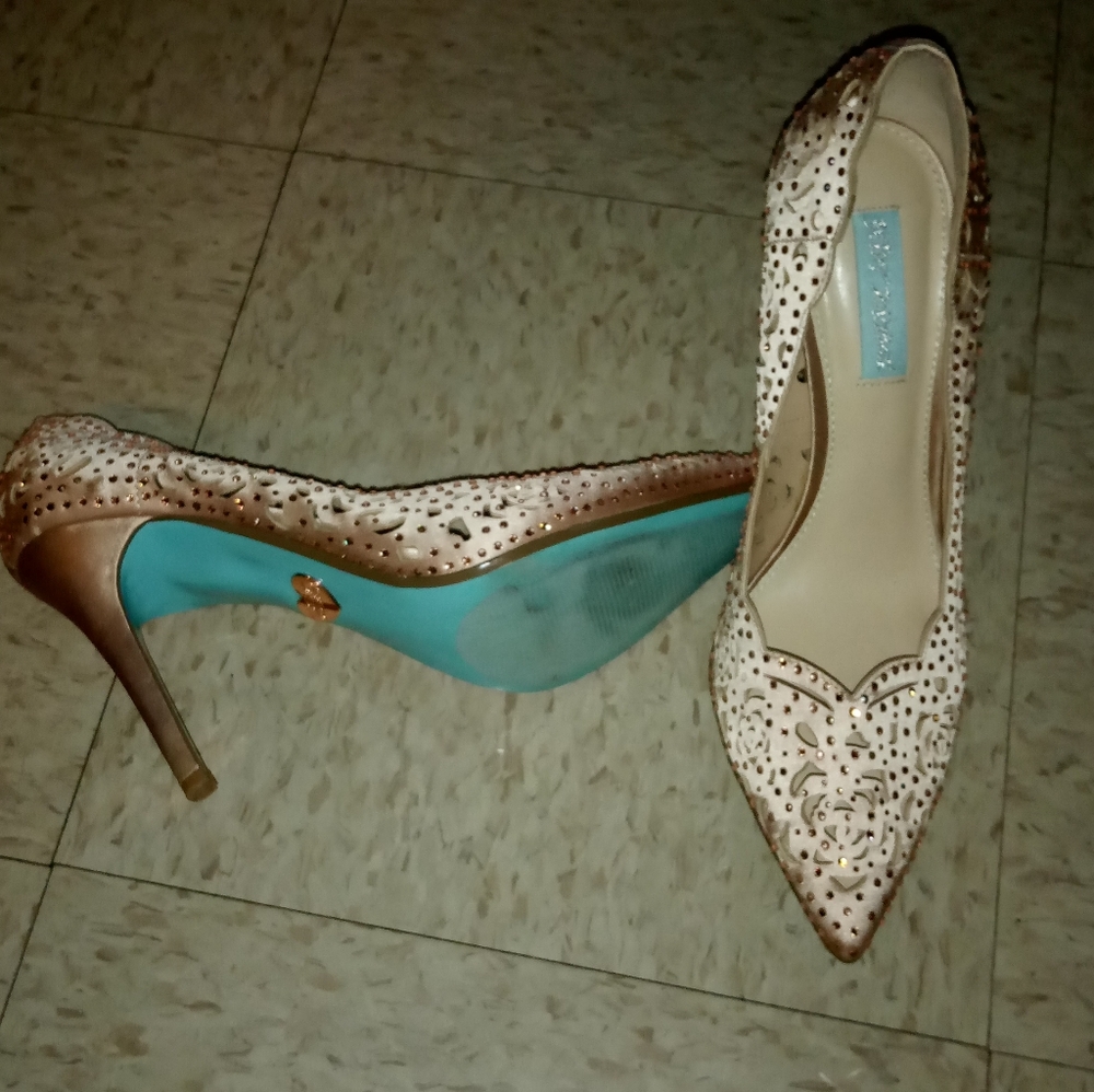 Dress pump